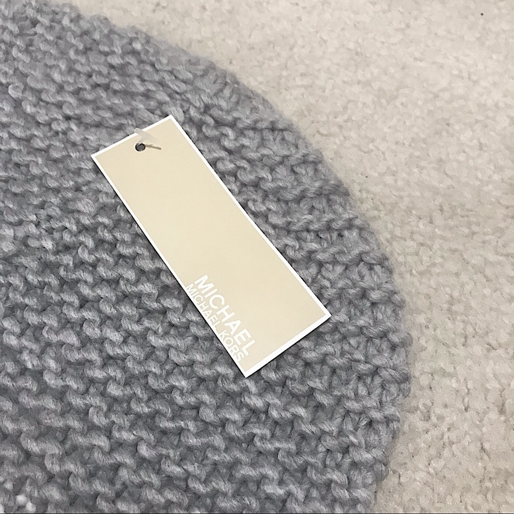 🆕🔥MK SUPER CUTE GRAY&WHITE KNITTED BEANIE&MK EMBLEM IN SILVER AT THE BOTTOMNWT - Picture 5 of 7